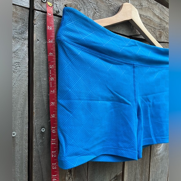 Geometric Pattern Lorna Jane Active Shorts - Picture 4 of 6